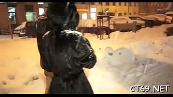 Играть Очаровательную мишу с огромными натуральными сиськами очень жестко отшпилили