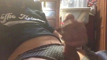 تشغيل الرجل يرتدي سراويله الداخلية لإخراج قضيبه ، نعم ، إنه أنا _)
