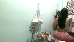 Oynat Gizli kamera, cimri şort ve külotla Latina Stepmom'u yakalar