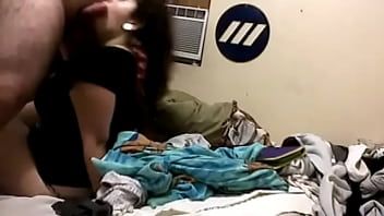 Reproducir Pareja joven tratando de quedarse callada mientras folla