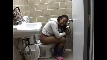 play Siyah güzellik alır onu dantel külot ve çiş içinde the banyo