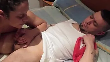 Odtwórz Masturbuję się majtkami mojej żony, a ona mnie obciąga