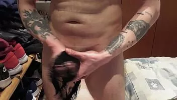 Reproduzir Me masturbo com a calcinha da minha sogra