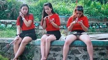 play আপস্কার্ট পিক বন্ধুদের সাথে স্লাট মাছ ধরা ধরা