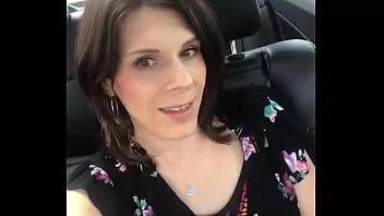 play Giocando con la mia figa nel parcheggio del supermercato