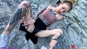 Abspielen Tätowiertes Mädchen fingert Muschi am Meer - Outdoor