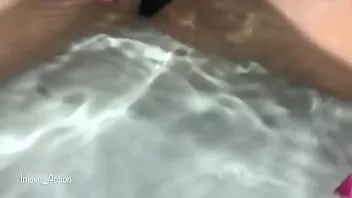 Reproduzir Menina adolescente satisfaz seu corpo no banheiro usando os dedos e brinquedos