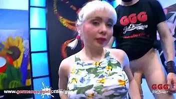 Reproduzir Cereja inocente encontra um grande dong em sua calcinha de algodão