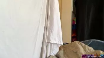 play Cumming în chiloții mamei vitrege o excită
