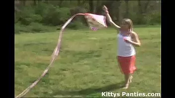 play Wyjdź na zewnątrz i pomóż mi puszczać latawiec