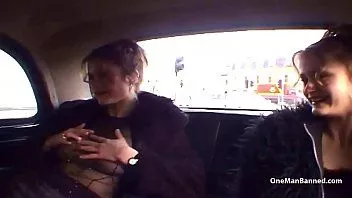 Redare Băieții norocoși se joacă cu gemeni în mașină