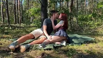 再生 公園のkleomodelでのピクニックでの公共のカップルのセックス