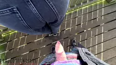 play Sexe public risqué en plein air avec une petite amie bien roulée en jean