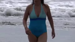 play Latin Milf Sahilde Kendini Gösteriyor ve Büyük Yarraklara Mastürbasyon Yapıyor
