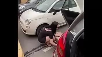 Odtwórz Gwiazda porno Ellie Louise publicznie nie nosi majtek! ona ma kłopoty! kamery ją złapały!
