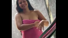 play जीन्स और पैंटी में हॉट कोलम्बियाई पड़ोसी एमिलिन