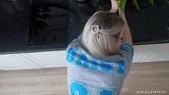 play Curvy Blonde Mila Lioness in hohen Helemen, die ungefähr in der Küche gefickt und auf die Titten seiner Stiefschwester gekummt wurden
