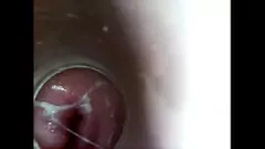 再生 8インチのガラスディルドで満たされた湿った猫のクローズアップ：アマチュアブロンドの親密なセルフファッキングセッション
