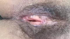 play MILF peludo follado en la playa Expone el coño hinchado
