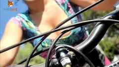 Redare Expoziția latină își clipește țâțele mari și tanga în timp ce merge pe bicicletă și stă în afara supermarket -ului