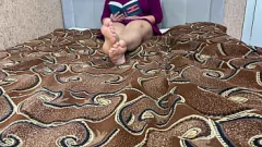Jouer MILF brune écarte les jambes en short blanc et une chatte rasée exposée