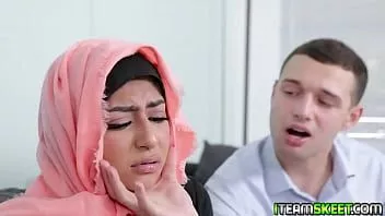 play Binky Beaz bückt sich und lässt sich von der perversen Nachbarin ficken