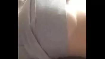 播放 逗弄胸部和玩内裤的女孩