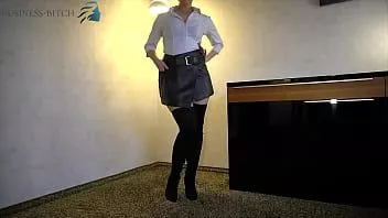 play 穿着皮裙和过膝的商务婊子 - 口交和性爱以暨在她放荡的脸上结束，商务婊子