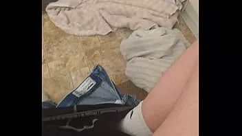 Reproducir Robando y oliendo bragas de amigos